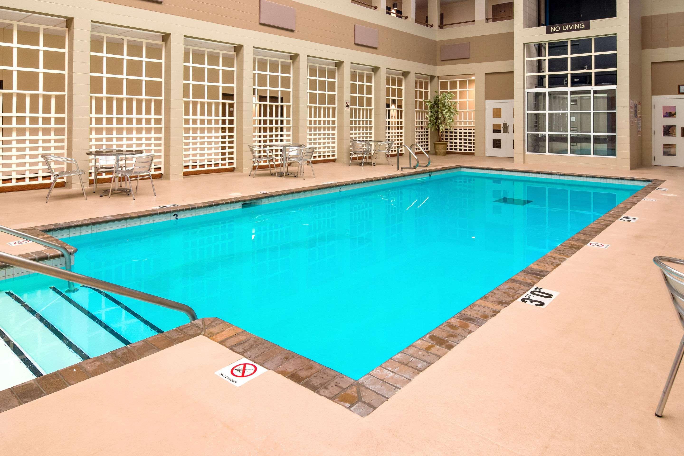Quality Inn & Suites Virginia Bagian luar foto