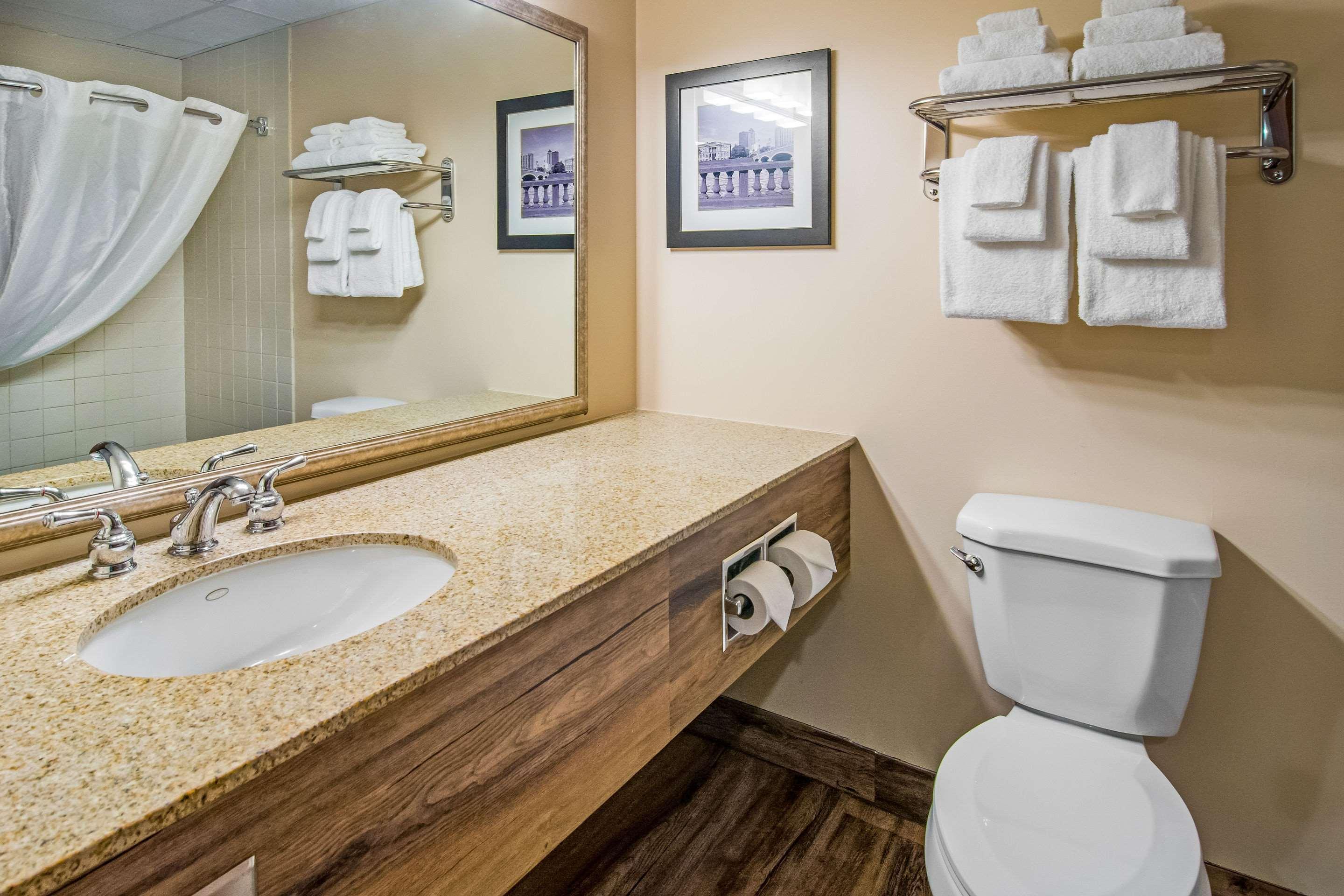 Quality Inn & Suites Virginia Bagian luar foto